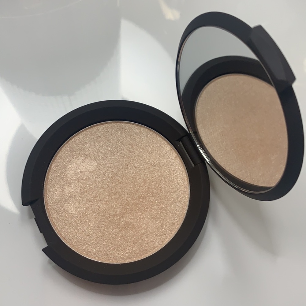 Becca Shimmering Skin Perfector highlighter in Moonstone